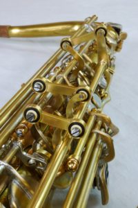 one hand saxophone mechanism